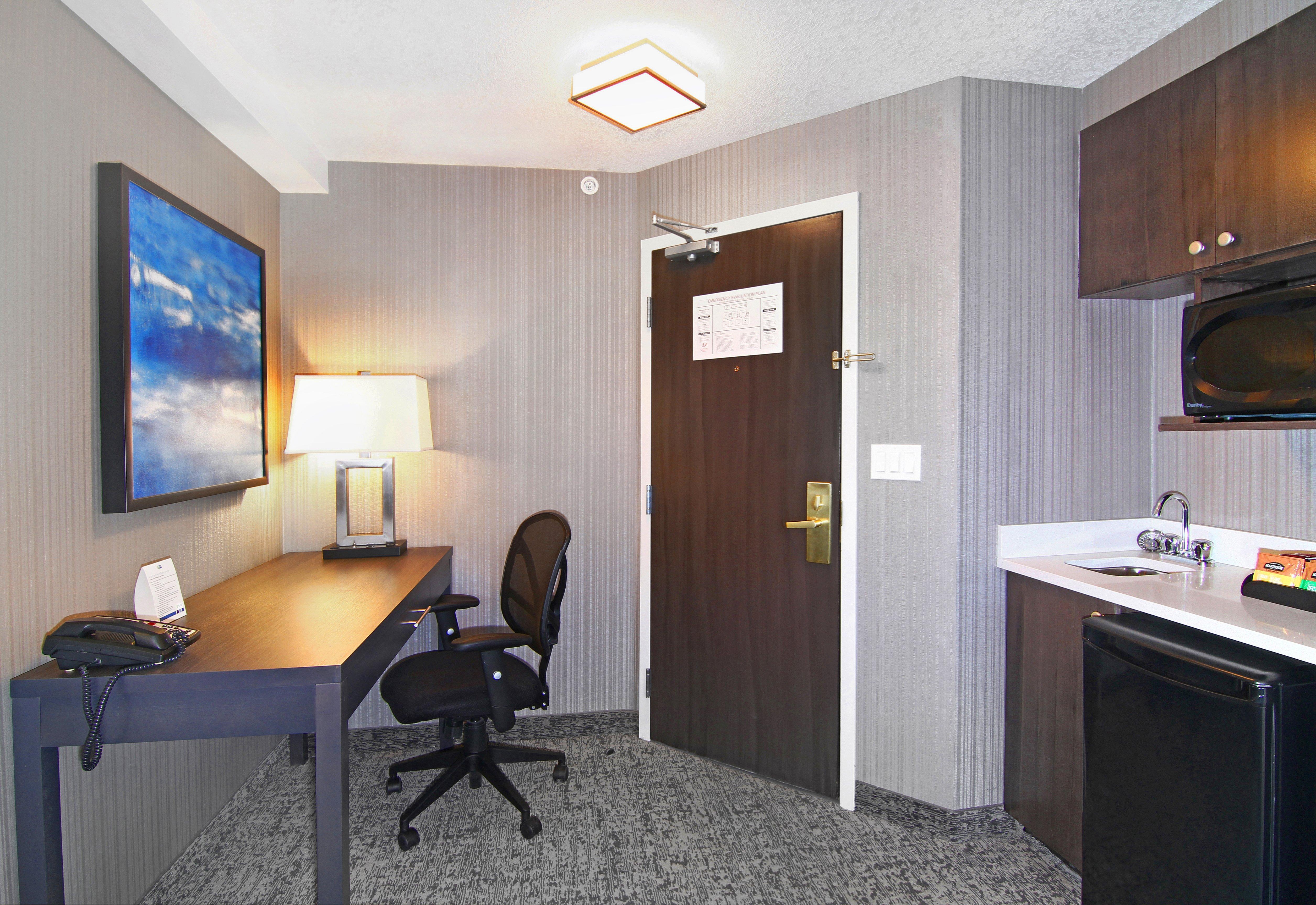 Holiday Inn Express And Suites Calgary By Ihg Bagian luar foto
