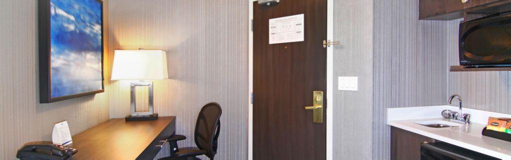 Holiday Inn Express And Suites Calgary By Ihg Bagian luar foto