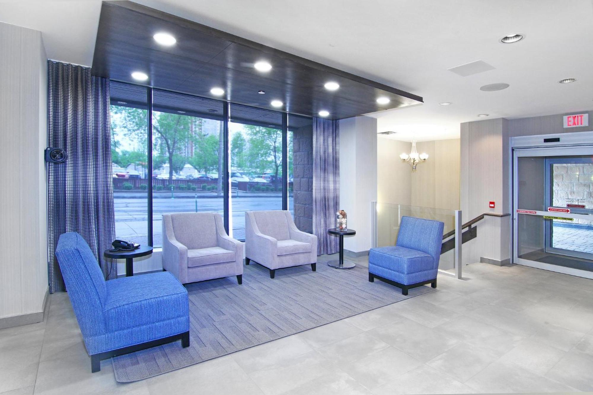 Holiday Inn Express And Suites Calgary By Ihg Bagian luar foto