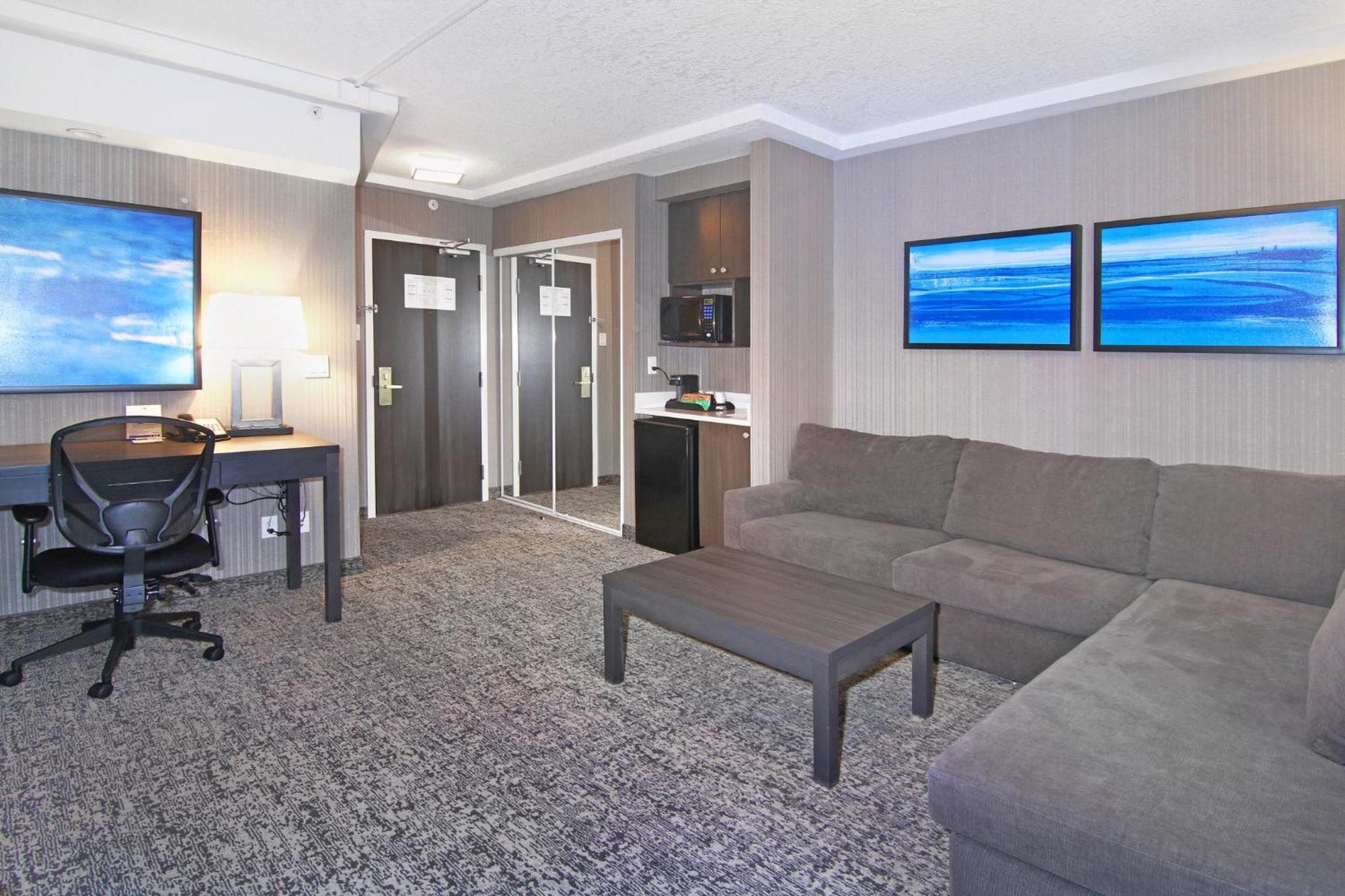 Holiday Inn Express And Suites Calgary By Ihg Bagian luar foto