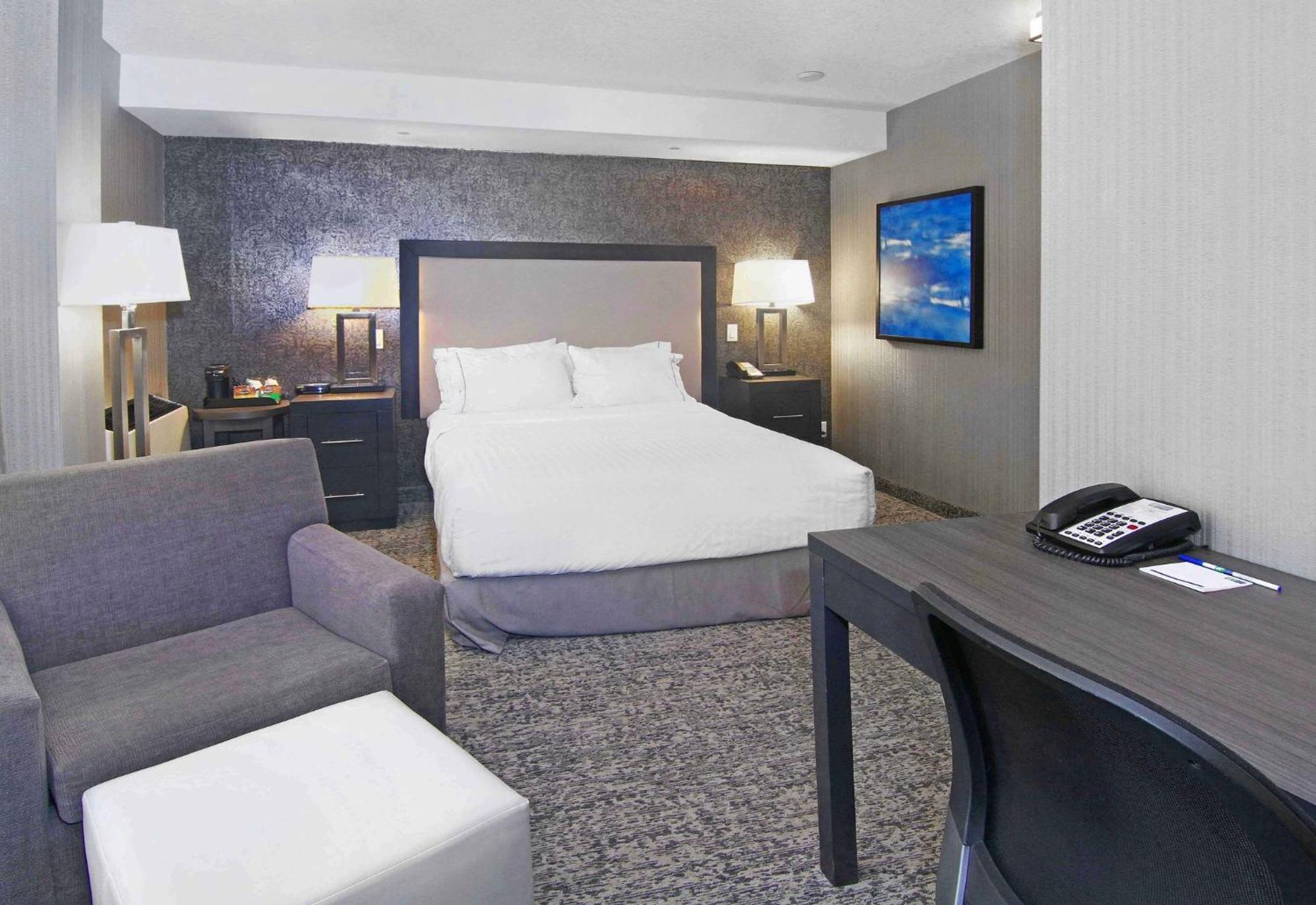 Holiday Inn Express And Suites Calgary By Ihg Bagian luar foto