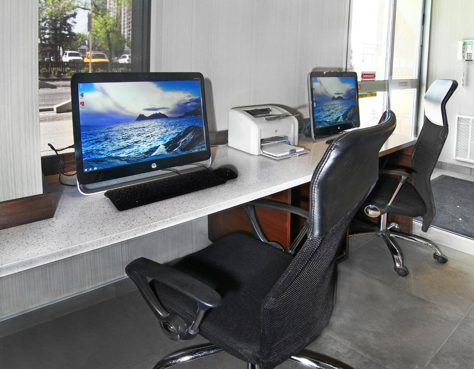 Holiday Inn Express And Suites Calgary By Ihg Bagian luar foto
