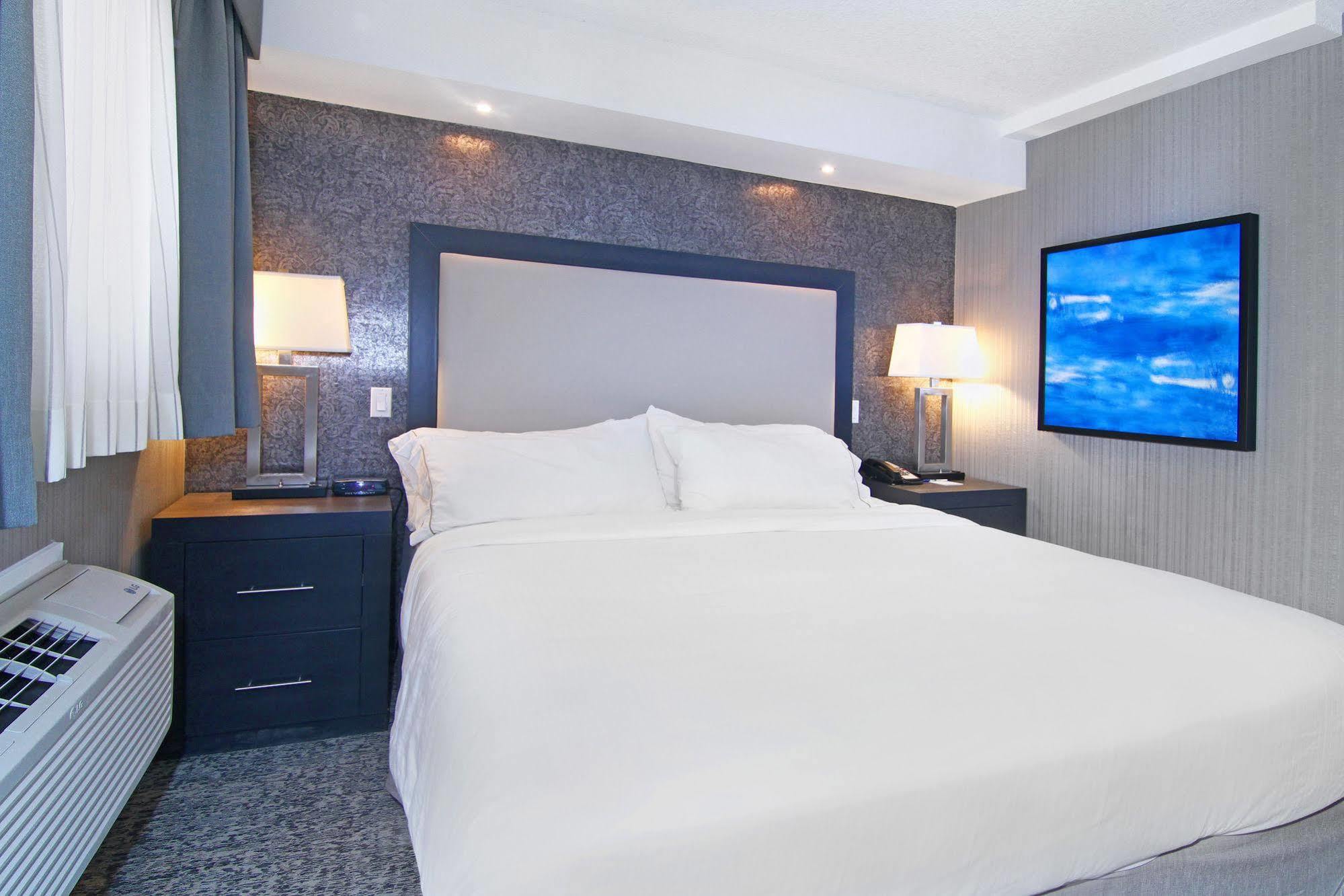 Holiday Inn Express And Suites Calgary By Ihg Bagian luar foto