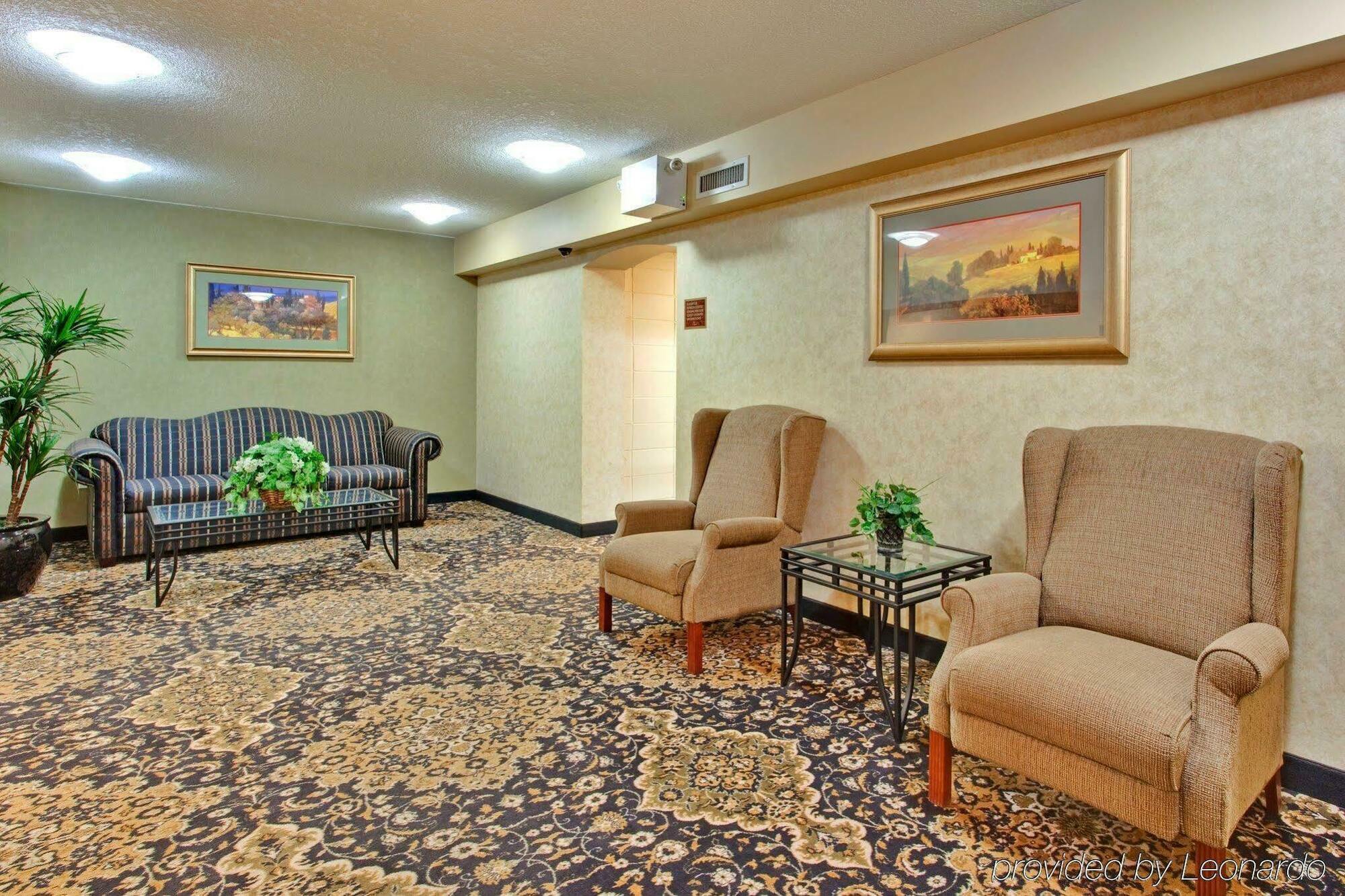 Holiday Inn Express And Suites Calgary By Ihg Bagian luar foto