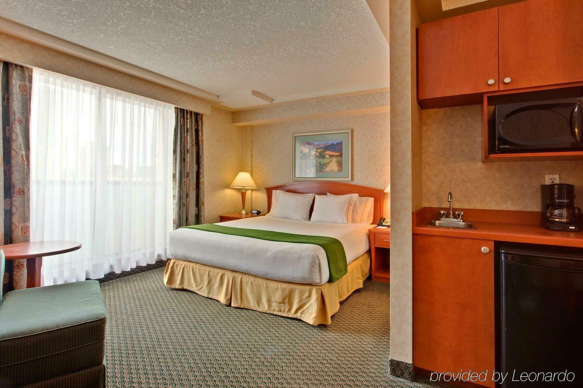 Holiday Inn Express And Suites Calgary By Ihg Bagian luar foto