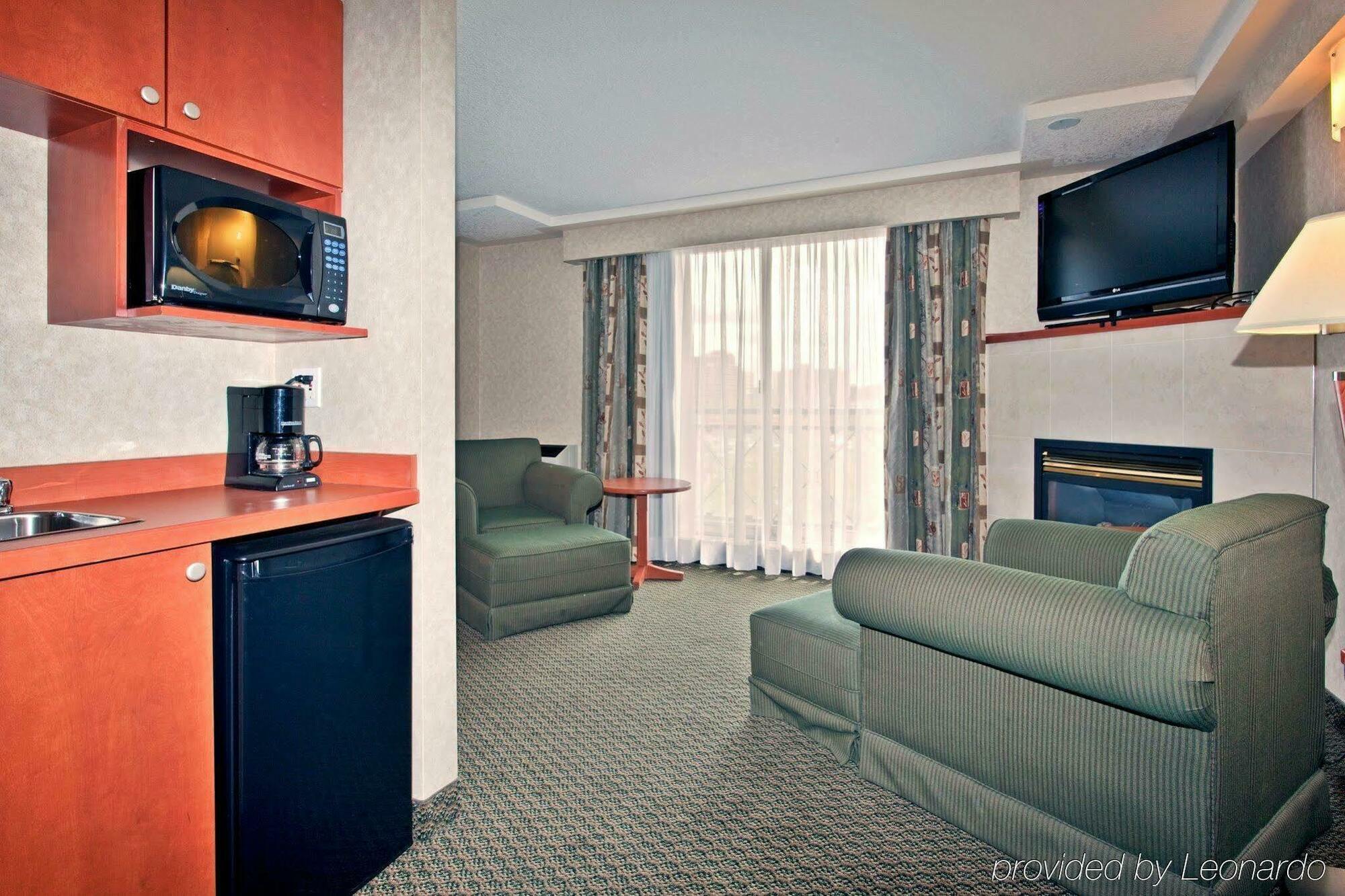 Holiday Inn Express And Suites Calgary By Ihg Bagian luar foto