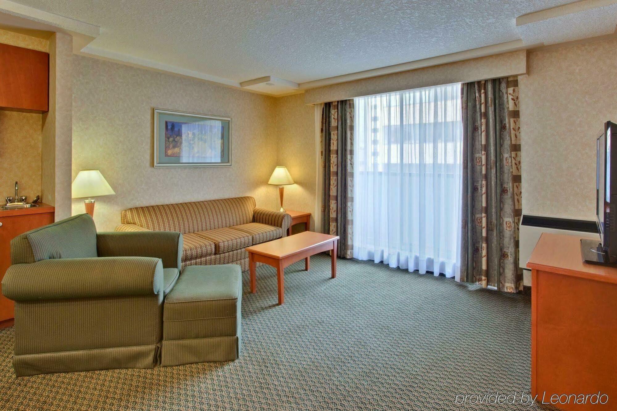 Holiday Inn Express And Suites Calgary By Ihg Bagian luar foto